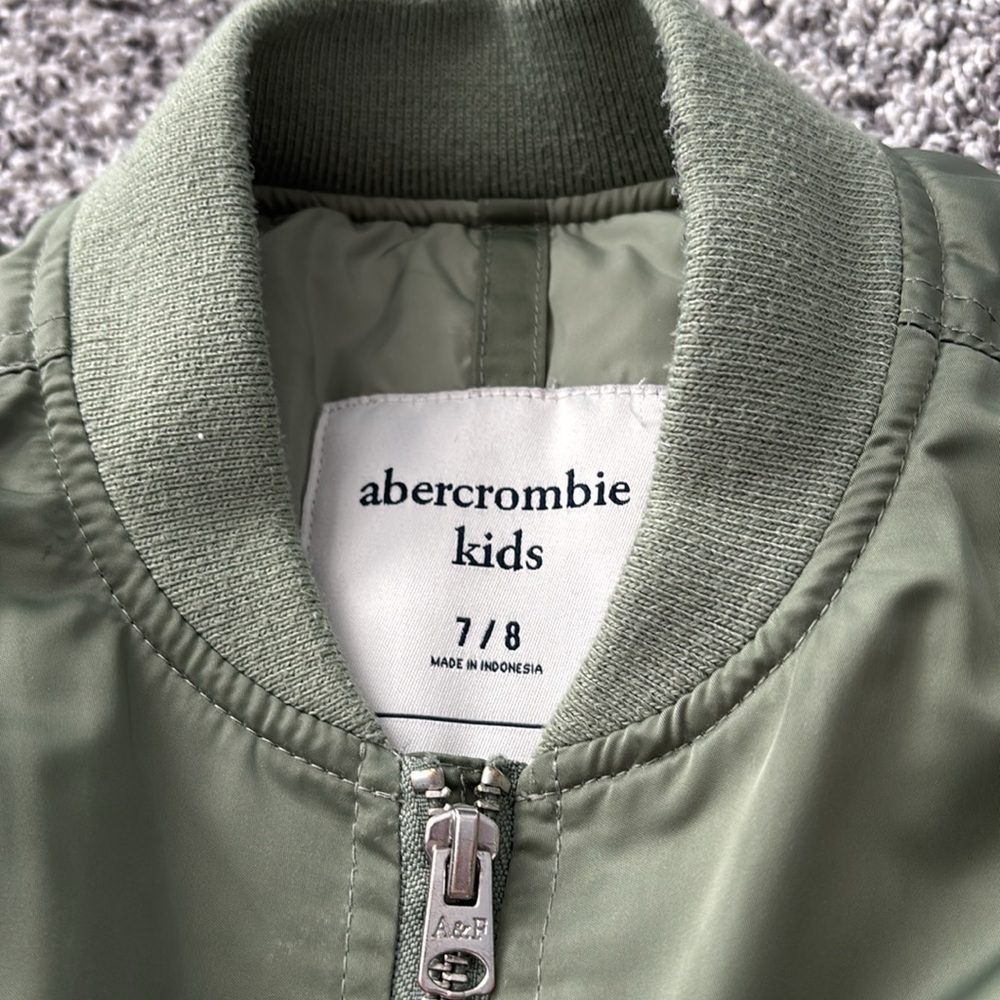 GUC Abercrombie Kids Green Bomber Jacket Size 7/8 - Picture 5 of 11